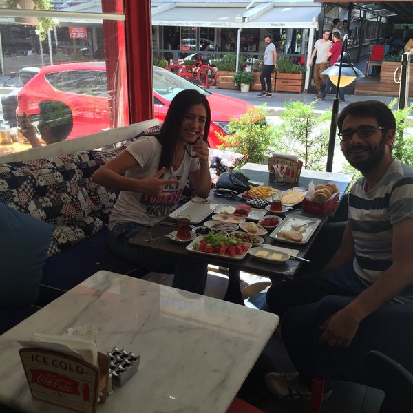 Das Foto wurde bei Muzip Cafe &amp; Kitchen von Gamze Ç. am 6/21/2015 aufgenommen