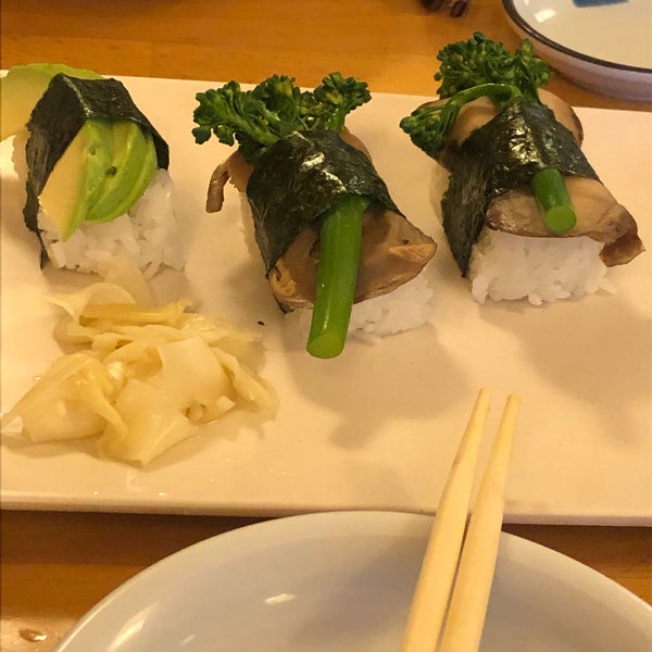 Снимок сделан в Cha-Ya Vegetarian Japanese Restaurant пользователем Larissa A. 12/16/2018