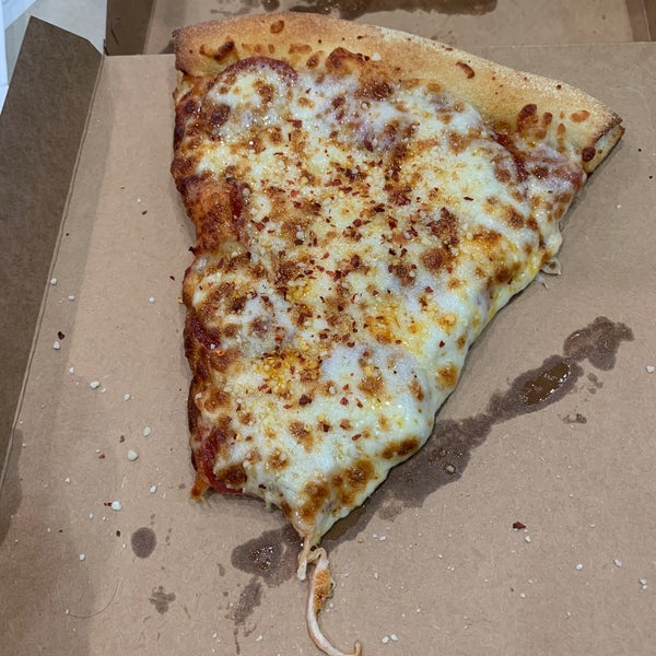 Снимок сделан в Seniore&#39;s Pizza пользователем Larissa A. 1/4/2020