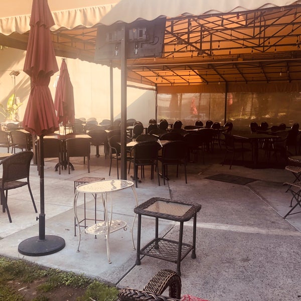 Foto tirada no(a) Cafe America &amp; Hookah lounge por Tariq B. em 6/24/2019
