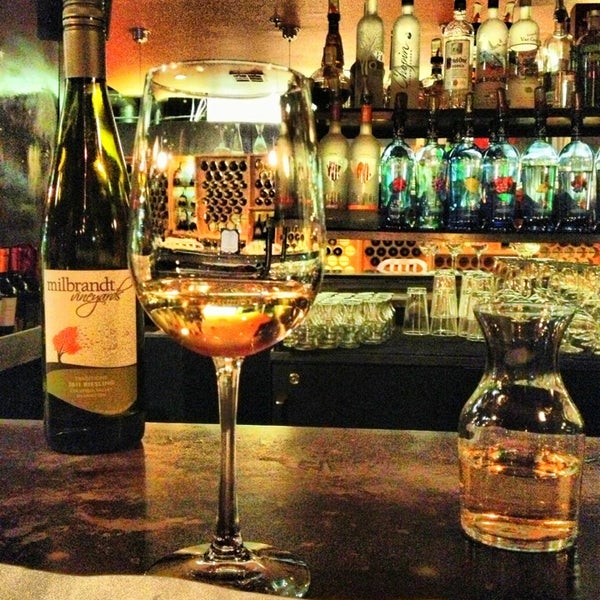 Foto tomada en Cheuvront Restaurant &amp; Wine Bar  por Steve D. el 2/23/2013