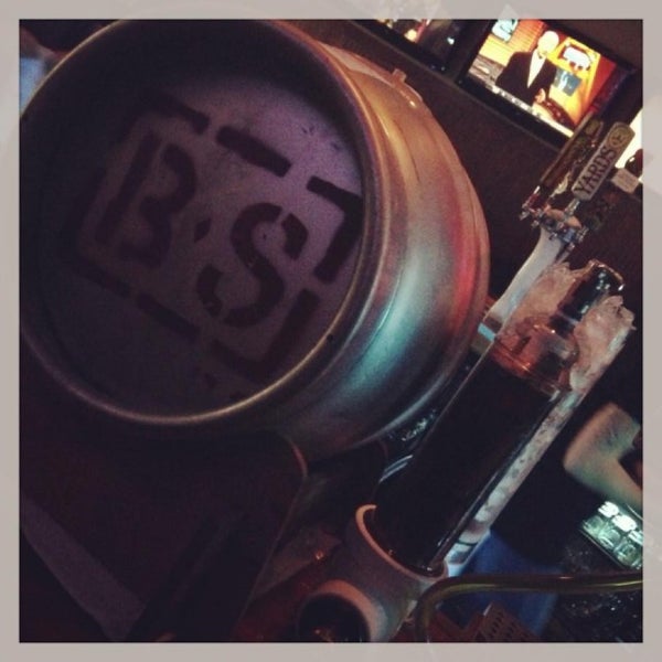 Foto tirada no(a) Rockafella&#39;s Sports Bar &amp; Grill por Bob O. em 4/19/2013