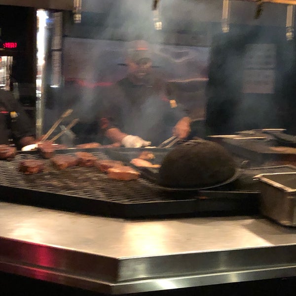 Foto diambil di Charley&#39;s Steak House oleh ANTONIO V. pada 2/17/2019