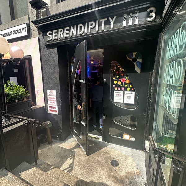 Photo taken at Serendipity 3 by Pau G. on 5/19/2023