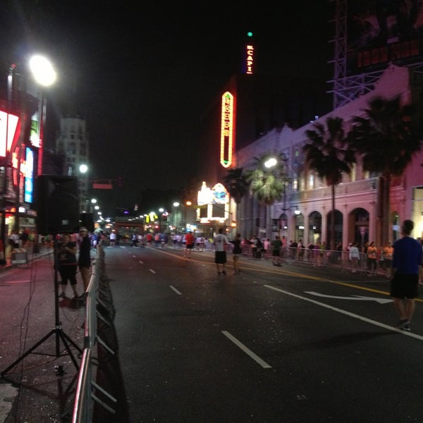 Foto tirada no(a) Hollywood Half Marathon &amp; 5k / 10k por Rachel em 4/6/2013