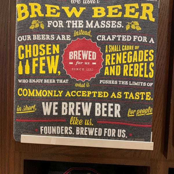 รูปภาพถ่ายที่ Founders Brewing Company Store โดย Nadyne R. เมื่อ 11/19/2018