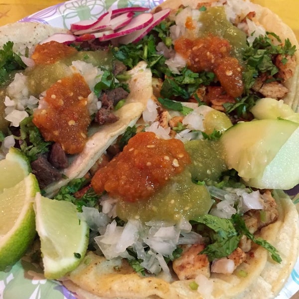 11/22/2014 tarihinde Chantel M.ziyaretçi tarafından Tacos El Chilango'de çekilen fotoğraf