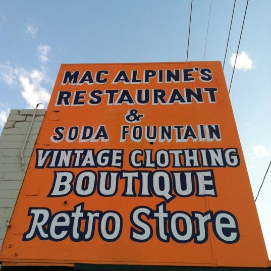 Foto scattata a MacAlpine&#39;s Diner and Soda Fountain da Joe™ H. il 10/22/2012