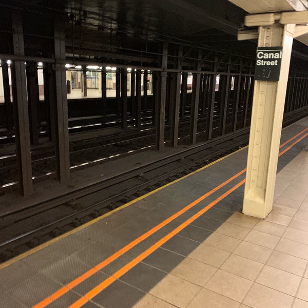 Upper Rails Locationone MTA Subway - Canal St (1) - Metro Station in Hudson Square