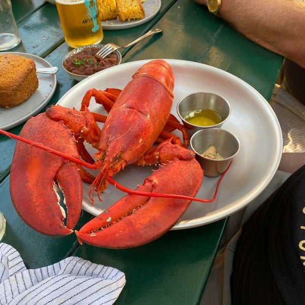 Foto diambil di Abel&#39;s Lobster Pound oleh Axel L. pada 8/27/2021
