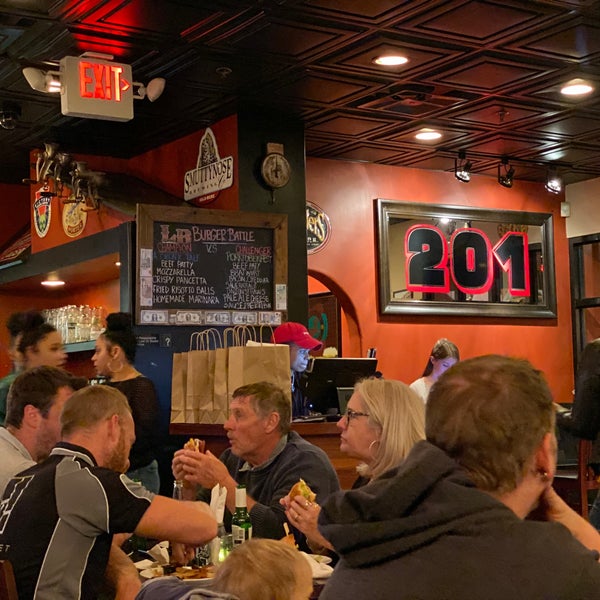 Foto diambil di Left Bank Burger Bar oleh Axel L. pada 10/19/2019