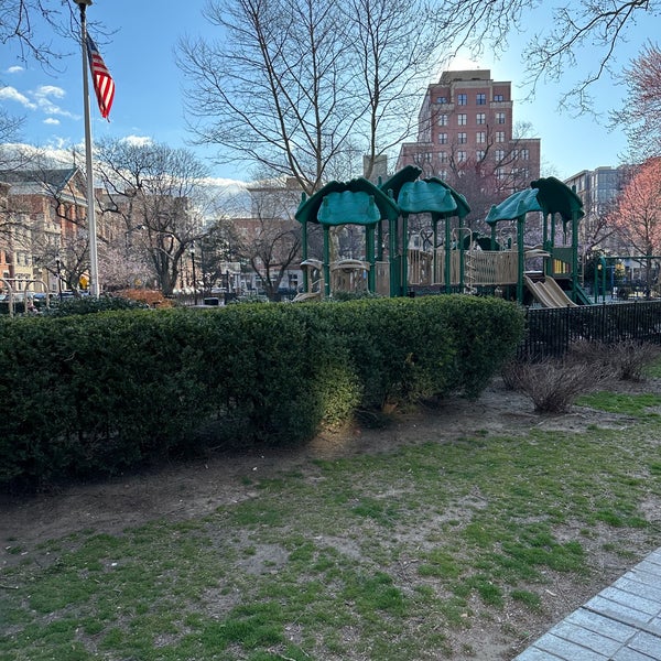 Foto diambil di Hamilton Park oleh Axel L. pada 3/19/2024