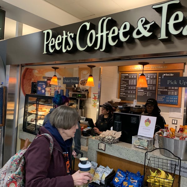 Foto diambil di Peet&#39;s Coffee &amp; Tea oleh Axel L. pada 1/6/2019