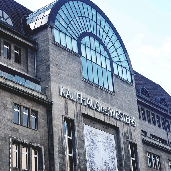 Foto diambil di Kaufhaus des Westens (KaDeWe) oleh Klaus D. pada 12/27/2022