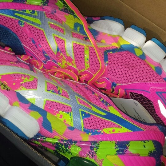 Rogan's Shoes 305 visitors