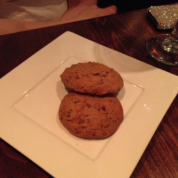This place has great food! The staff is amazing, and if you have special dietary needs they are VERY accommodating. Plus they have a large assortment of GF -gluten free items. Just look! GF cookies!