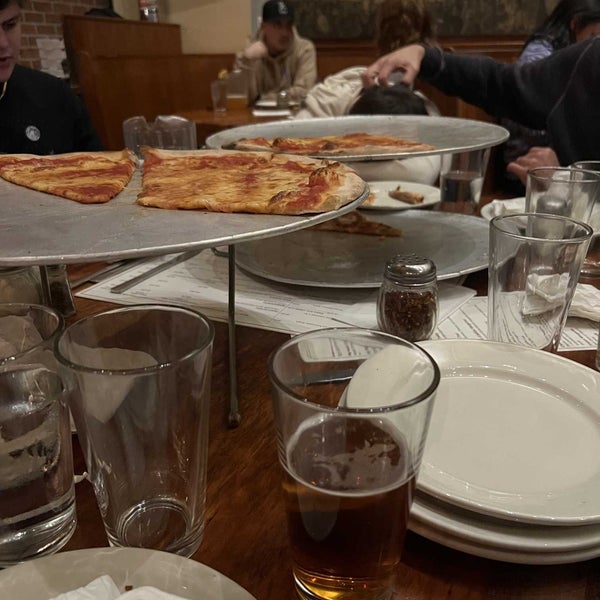 Foto tirada no(a) John&#39;s Pizzeria por Adam B. em 1/6/2023