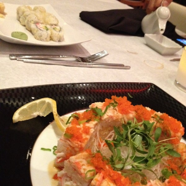 Foto diambil di Amura Sushi and Steak oleh Sam T. pada 8/14/2013