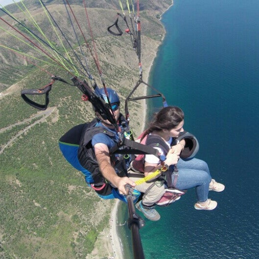 Photo taken at Tekirdağ Yamaç Paraşütü Kulübü by Gizem Açar on 7/6/2016