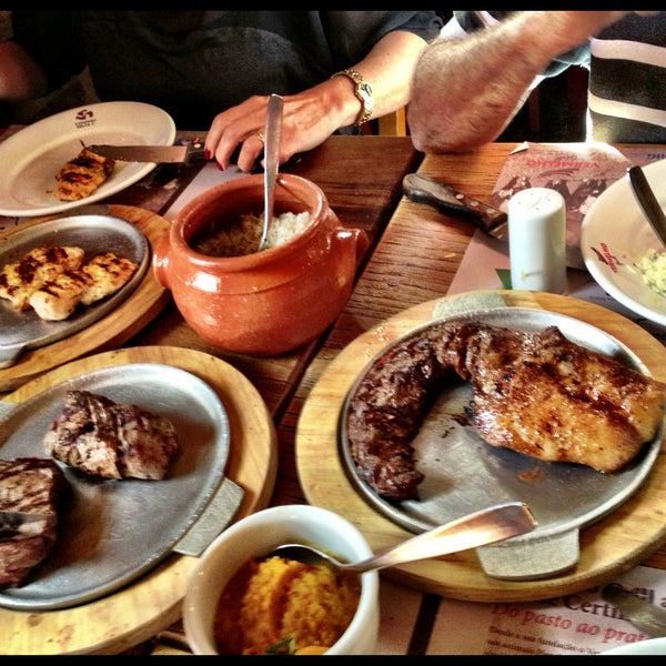 Das Foto wurde bei Vermelho Burgers &amp; Steaks von Rafaela E. am 5/5/2013 aufgenommen