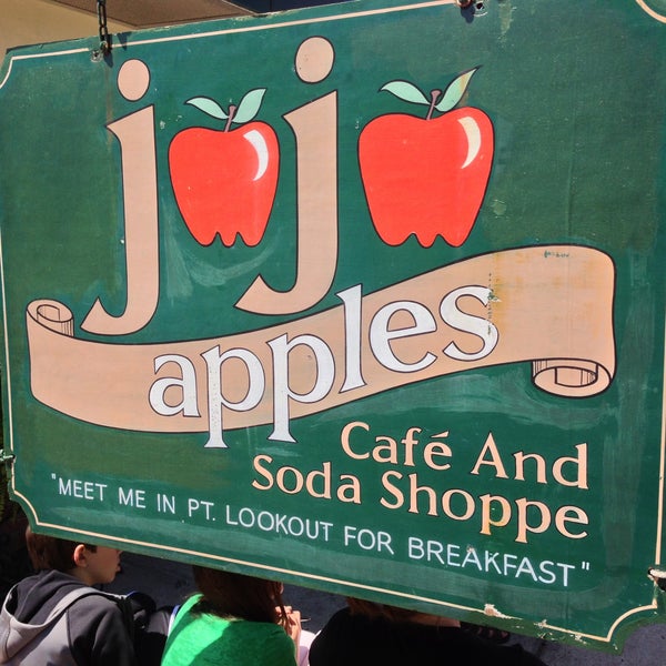 Foto tomada en JoJo Apples Cafe &amp; Soda Shoppe  por Steven D. L. el 5/27/2013
