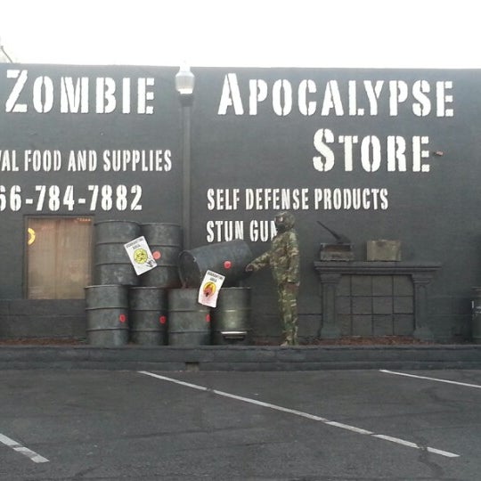 รูปภาพถ่ายที่ Zombie Apocalypse Store โดย Ernie E. เมื่อ 9/30/2012