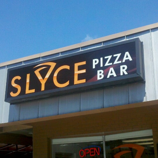 Foto scattata a Slyce Pizza Bar da TampaBayNightLife.TV G. il 5/6/2013