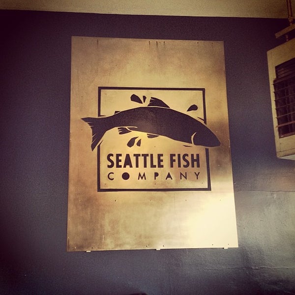Снимок сделан в Seattle Fish Company пользователем Griffin K. 5/19/2013