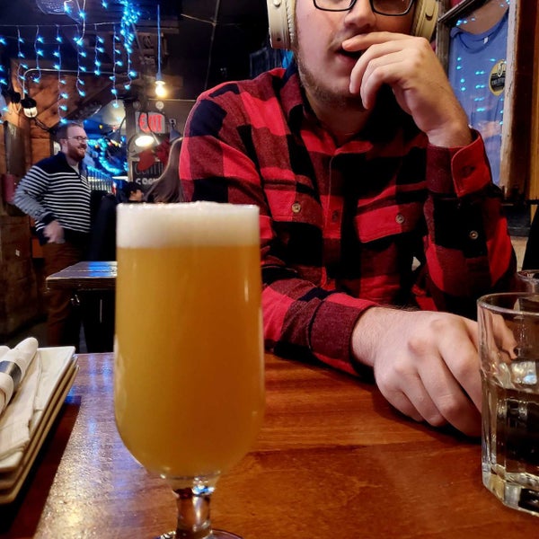 Foto diambil di The Jeffrey Craft Beer &amp; Bites oleh James N. pada 12/23/2022