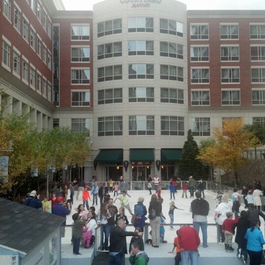รูปภาพถ่ายที่ Courtyard by Marriott Greenville Downtown โดย jawunn s. เมื่อ 11/23/2012
