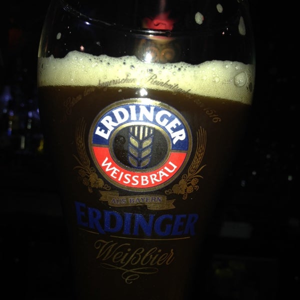 Disfrutando de la cerveza alemana #erdinger ;) Buen local