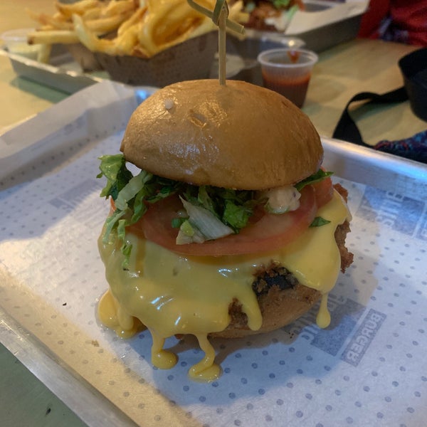 Foto diambil di Guarita Burger oleh Mitsu S. pada 11/7/2019