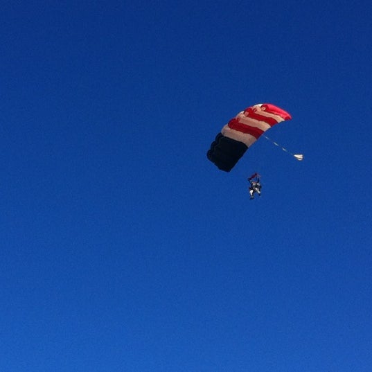 รูปภาพถ่ายที่ Skydive Las Vegas โดย MaryKatherine G. เมื่อ 11/23/2012