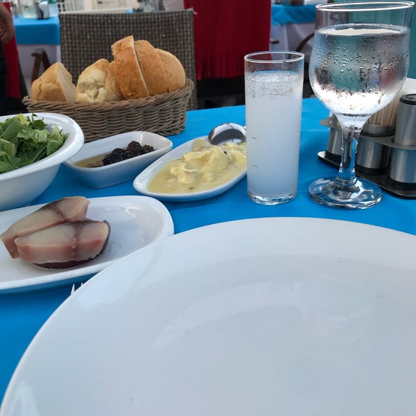 Das Foto wurde bei İskele Restaurant von Sml am 8/26/2018 aufgenommen