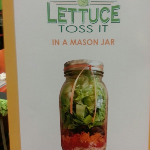 Foto tirada no(a) Lettuce Toss It por J M. em 11/2/2013