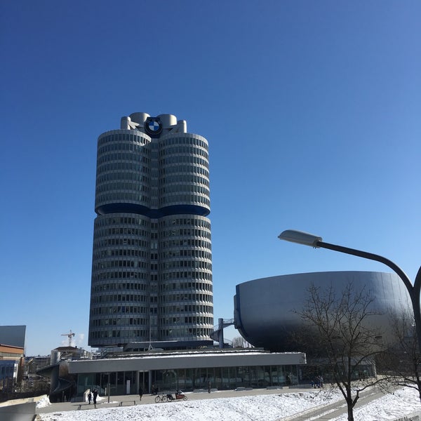 Das Foto wurde bei BMW-Hochhaus (Vierzylinder) von とも am 2/25/2018 aufgenommen