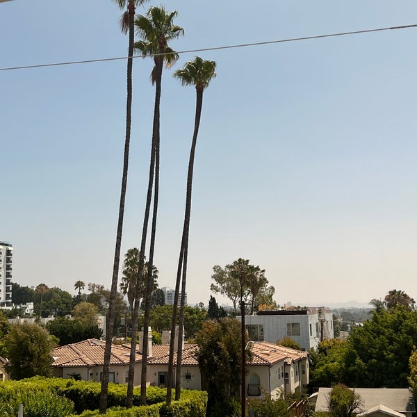 Photo taken at Montrose at Beverly Hills by Michæl B. on 6/12/2022