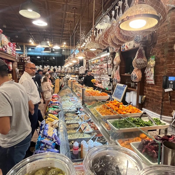 Foto diambil di Milano Market oleh Mina B. pada 9/11/2022