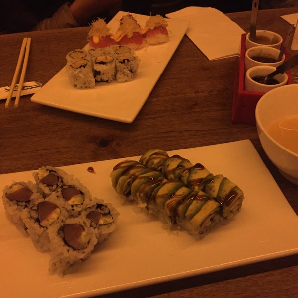 Foto scattata a Momo Sushi Shack da Christina L. il 10/26/2015