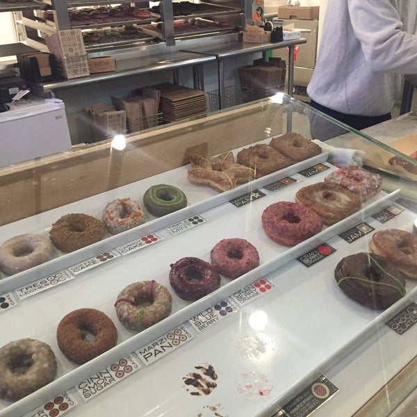 Foto diambil di Doughnut Plant oleh Christina L. pada 12/20/2015