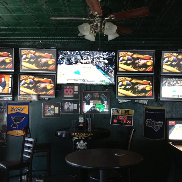 Foto tirada no(a) Friendly&#39;s Sports Bar and Grill por Bill B. em 3/21/2013