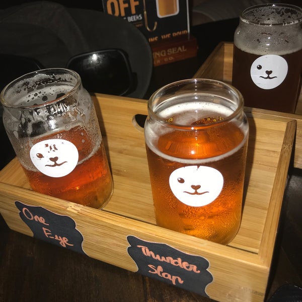 รูปภาพถ่ายที่ Winking Seal Beer Co. Taproom โดย Michael เมื่อ 8/10/2019