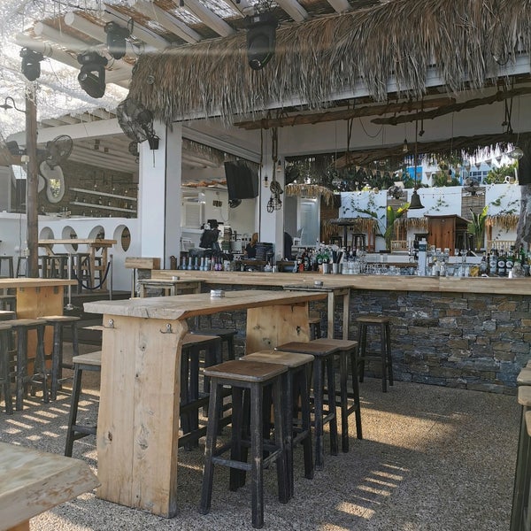 Foto diambil di La Isla Beach Bar Restaurant oleh Daniel N. pada 10/2/2021