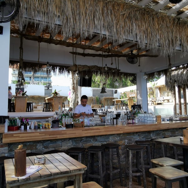 Foto tirada no(a) La Isla Beach Bar Restaurant por Daniel N. em 6/8/2019