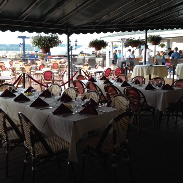 Foto scattata a Pier 701 Restaurant &amp; Bar da Pier 701 Restaurant &amp; Bar il 9/25/2014