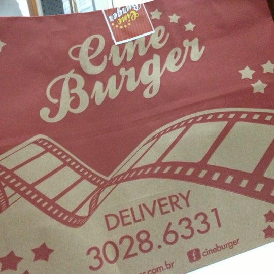 รูปภาพถ่ายที่ Cine Burger โดย Hugo L. เมื่อ 12/24/2012