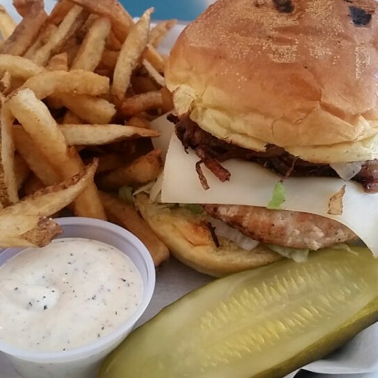 Foto tirada no(a) Joy Burger Bar por Kathleen C. em 6/8/2015