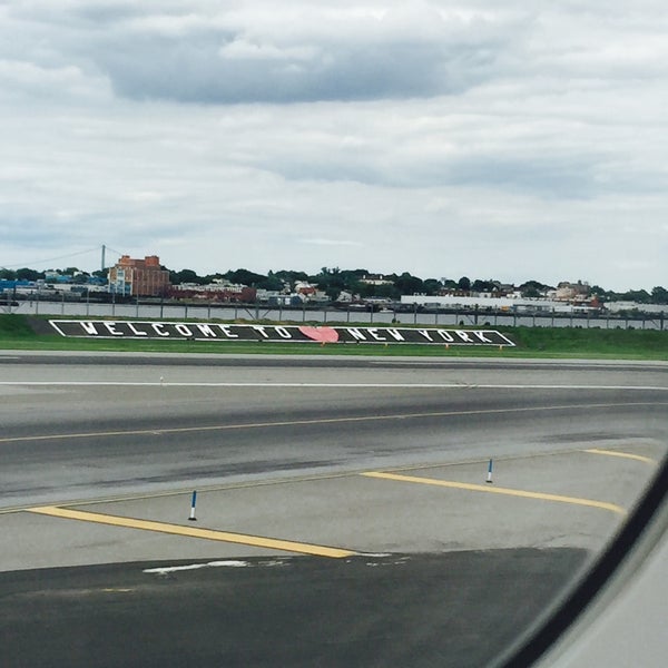 6/29/2015 tarihinde Ben C.ziyaretçi tarafından LaGuardia Havalimanı (LGA)'de çekilen fotoğraf