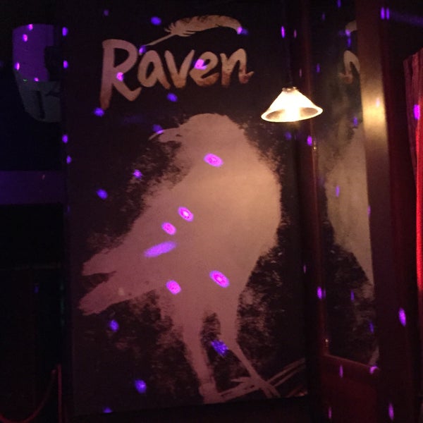 Foto tirada no(a) Raven Bar por Angie N. em 2/20/2015