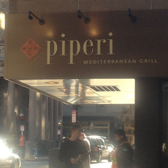 11/14/2012 tarihinde Kevin G.ziyaretçi tarafından Piperi Mediterranean Grill'de çekilen fotoğraf